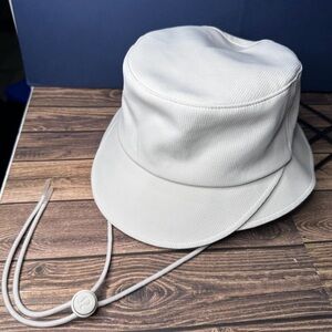 Lululemon Wide Brim Bucket Hat with Strap NWT Size XS/S
(White Opal)